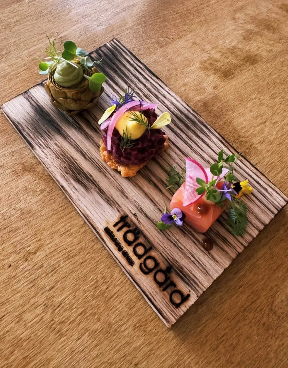 Snittar med blommor och rödbeta på Trädgårds träbricka