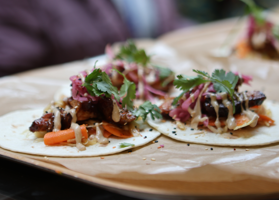 Tacos med picklad rödlök och koriander