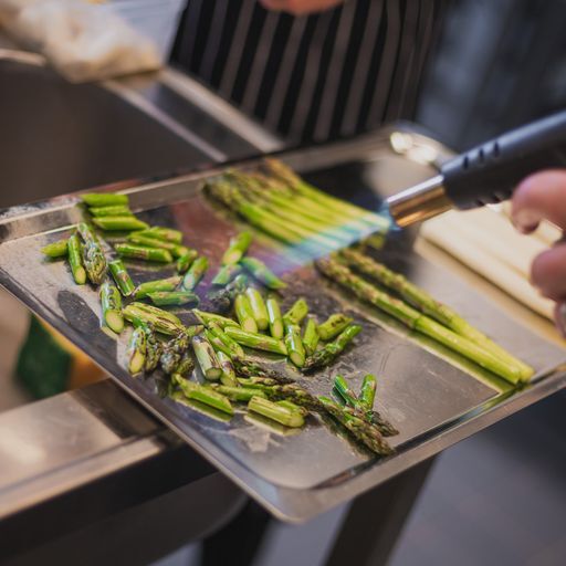 Grillad grön sparris på plåt